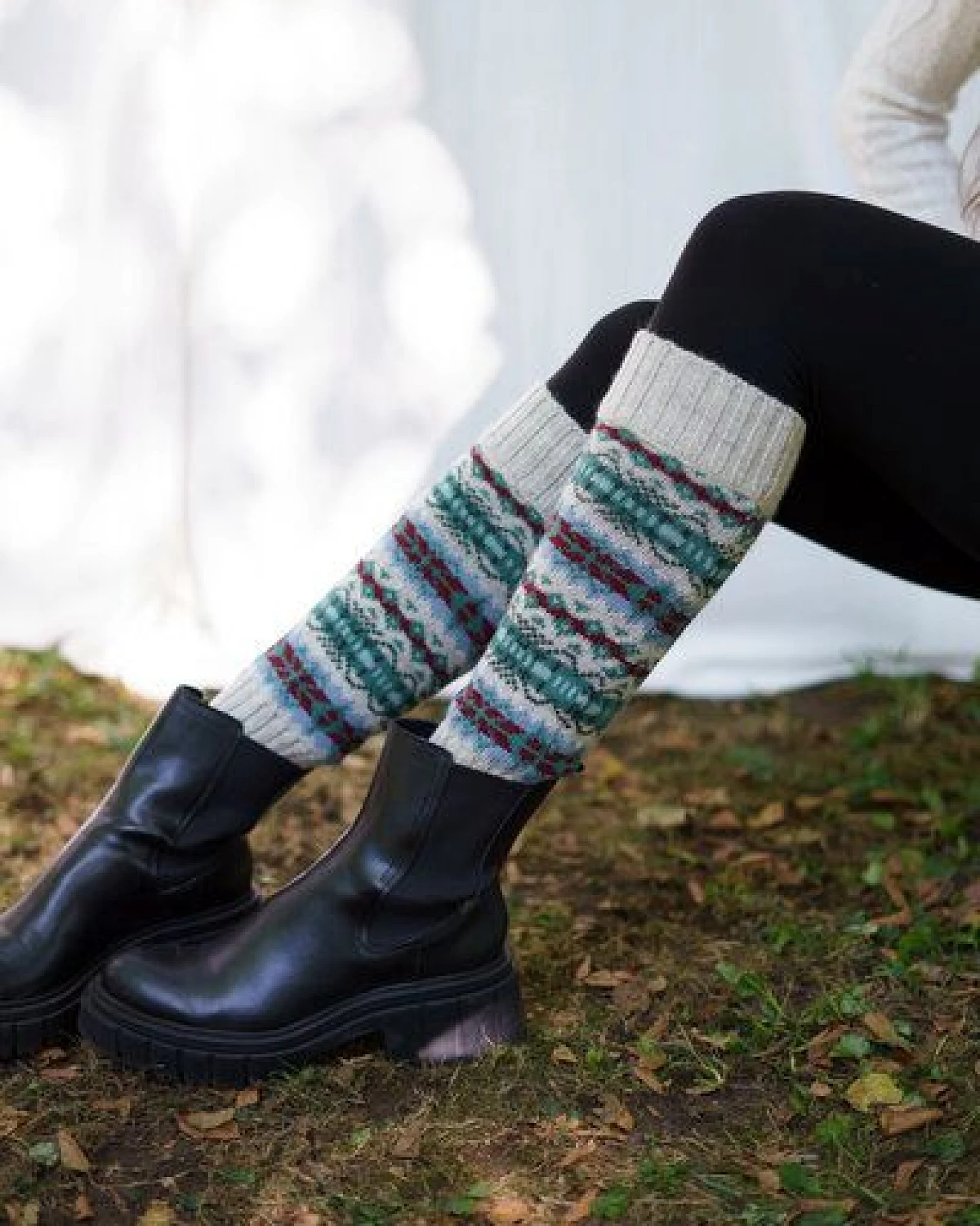 Haus of Namaste Handgefertigte Beinstulpen aus Lammwolle im Fair-Isle-Muster – Ansicht 2