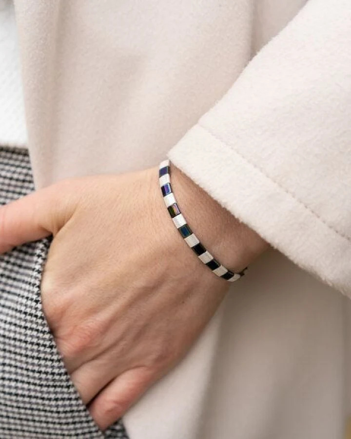 juni Tila Armband "Blue Iris" - handgemacht in Deutschland mit verstellbarer Schiebeperle aus recyceltem Gold