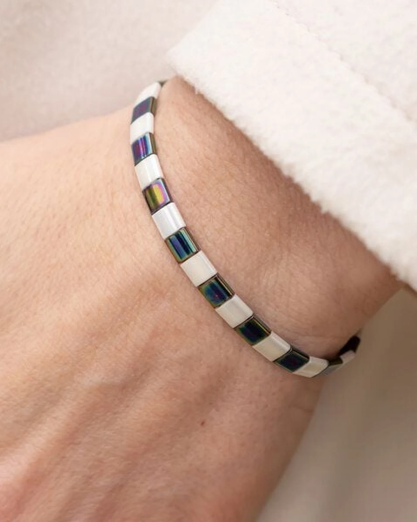 juni Tila Armband "Blue Iris" - handgemacht in Deutschland mit verstellbarer Schiebeperle aus recyceltem Gold – Ansicht 2