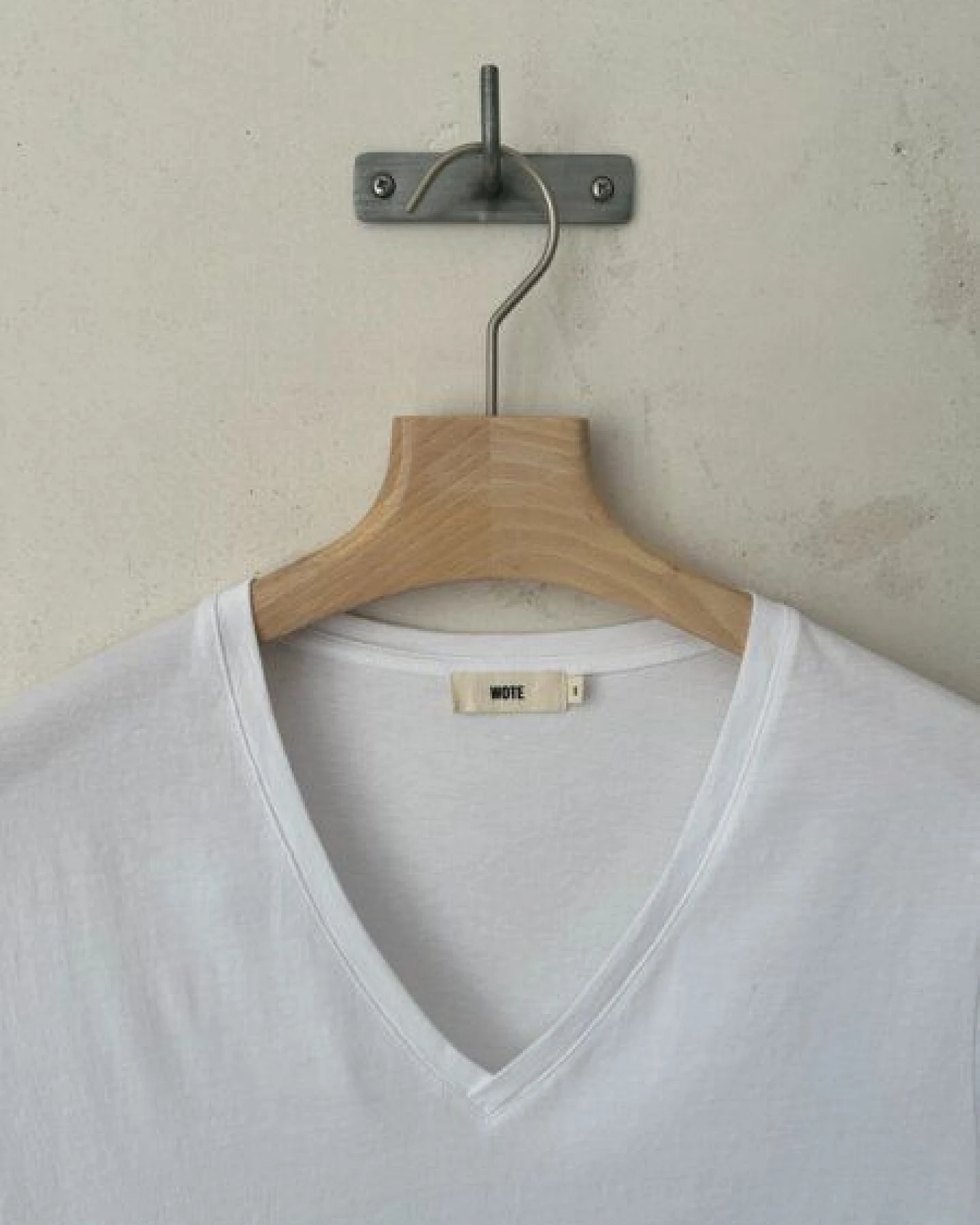 WOTE Damen T-Shirt mit V-Ausschnitt - 100% Bio-Baumwolle (Weiß) – Ansicht 3