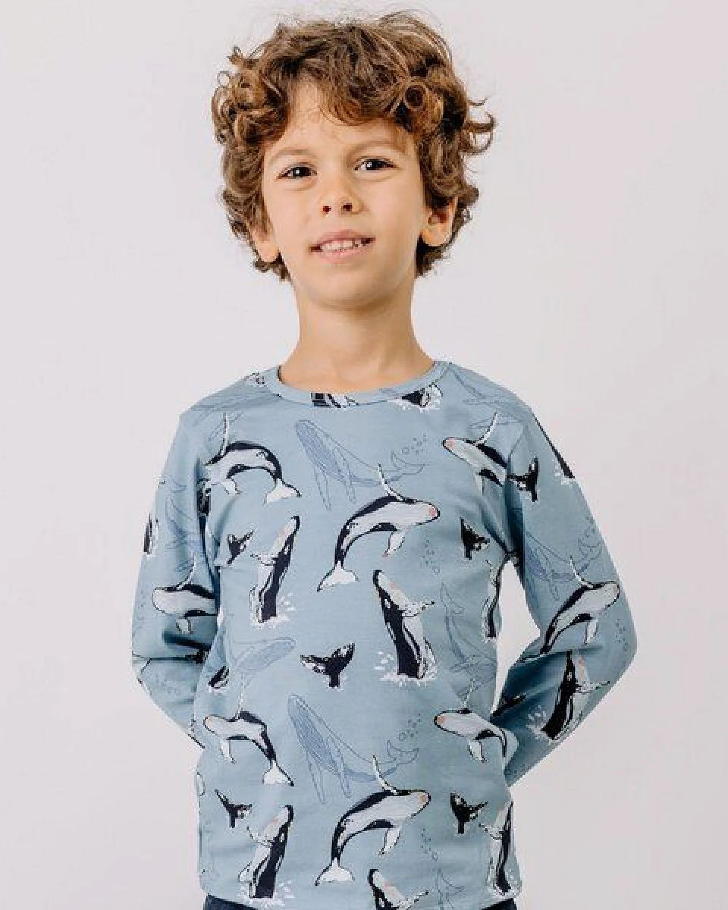 Kinder T-Shirt Bio-Baumwolle GOTS "Jumping Whales" blau – veganes, fair produziertes Walkiddy Kindershirt für empfindliche Haut, Alltag, Kita und Schule – Ansicht 2