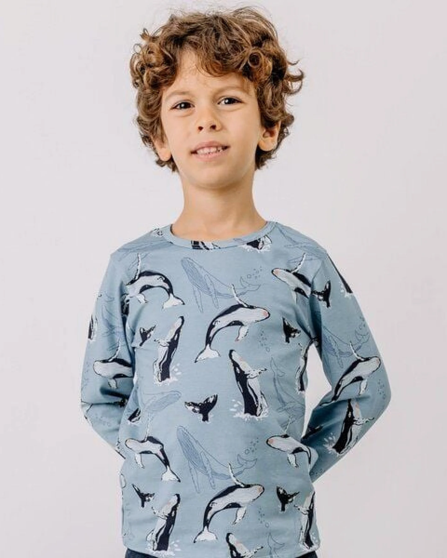 Kinder T-Shirt Bio-Baumwolle GOTS "Jumping Whales" blau – veganes, fair produziertes Walkiddy Kindershirt für empfindliche Haut, Alltag, Kita und Schule – Ansicht 2