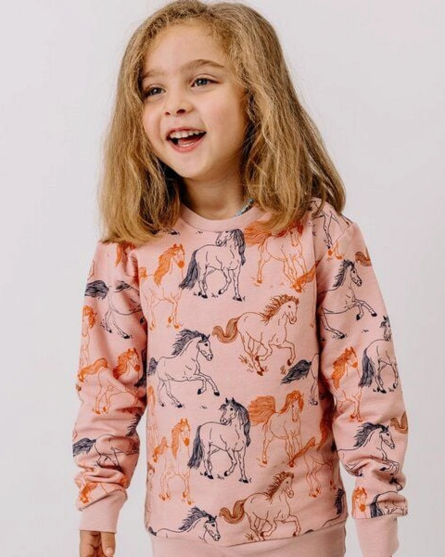 Sweatshirt Kinder Bio-Baumwolle Wind´s Path rosa GOTS zertifiziert kuscheliges Walkiddy Sweatshirt innen weich hautfreundlich vegan nachhaltige Kinder Mode für Alltag Kita Schule – Ansicht 2