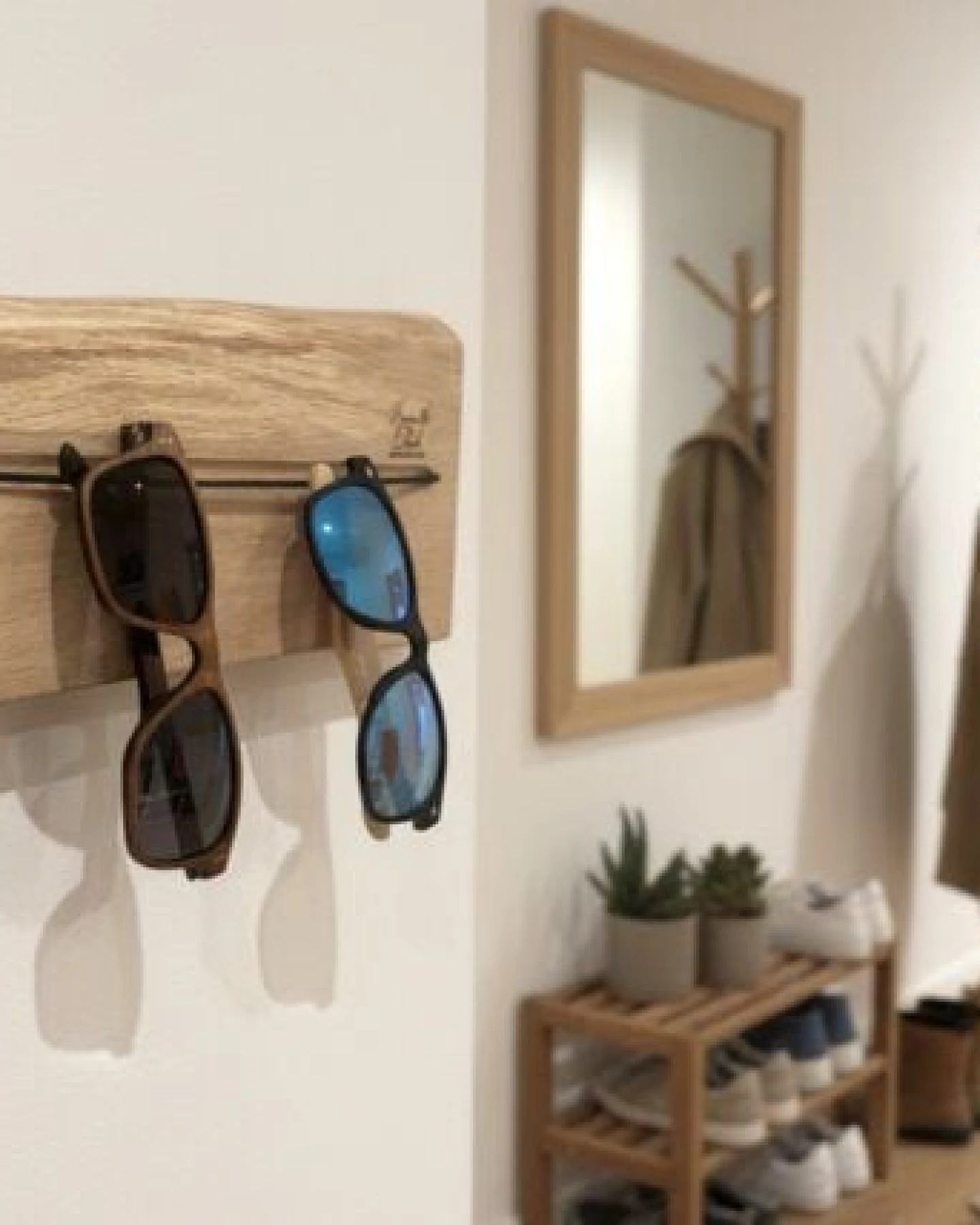 Portia by Callidus Designs Brillenhalter aus massiver Eiche mit Naturkante – Wandhalterung mit Gummiband für Brillen & Sonnenbrillen – Ansicht 3
