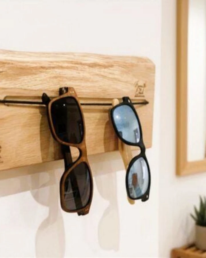 Portia by Callidus Designs Brillenhalter aus massiver Eiche mit Naturkante – Wandhalterung mit Gummiband für Brillen & Sonnenbrillen
