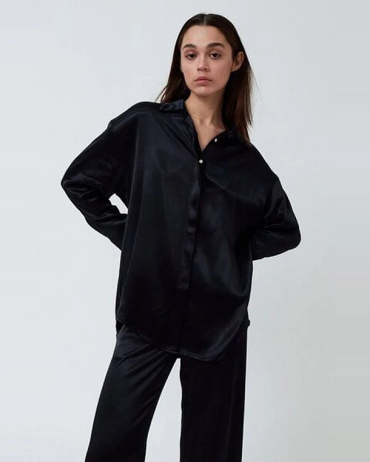 amt.studio "Hali Shirt" edle glänzende Tencel Bluse oversized mit versteckter Knopfleiste