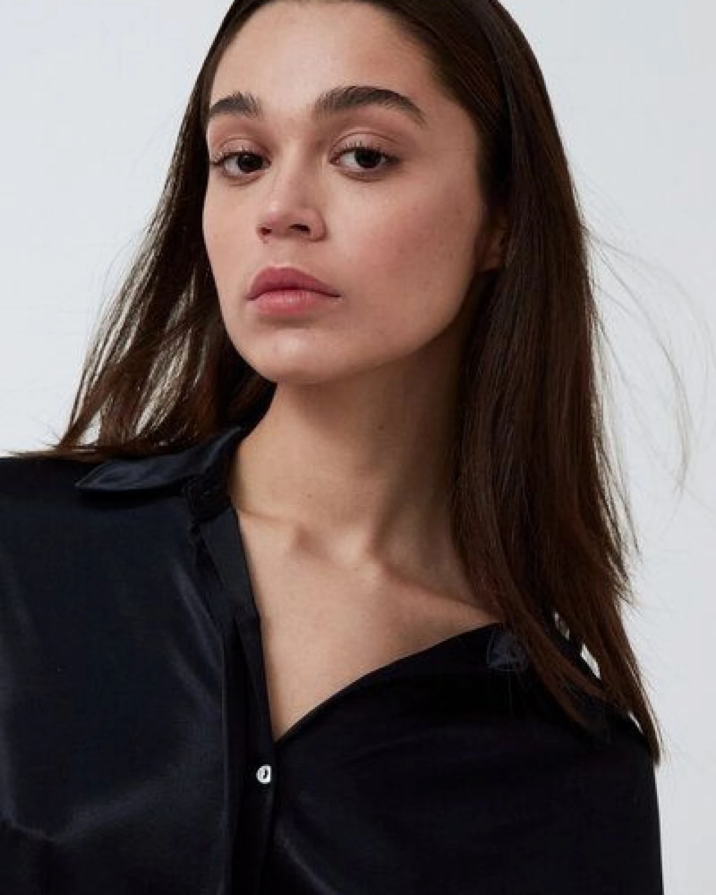 amt.studio "Hali Shirt" edle glänzende Tencel Bluse oversized mit versteckter Knopfleiste – Ansicht 2