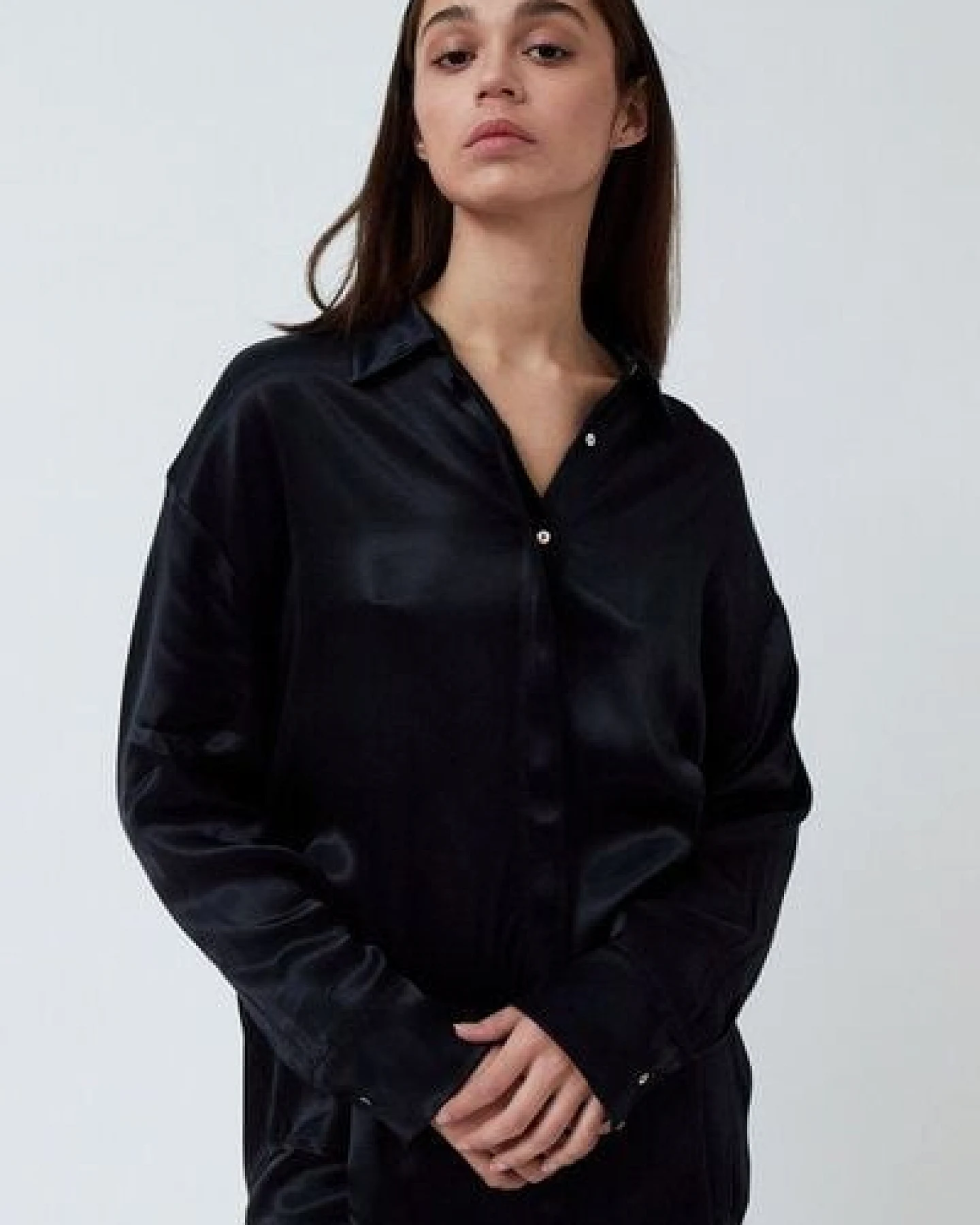 amt.studio "Hali Shirt" edle glänzende Tencel Bluse oversized mit versteckter Knopfleiste – Ansicht 4