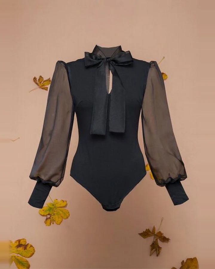 Atelier SNOW Body Odessa mit Schleifenkragen und Puffärmeln