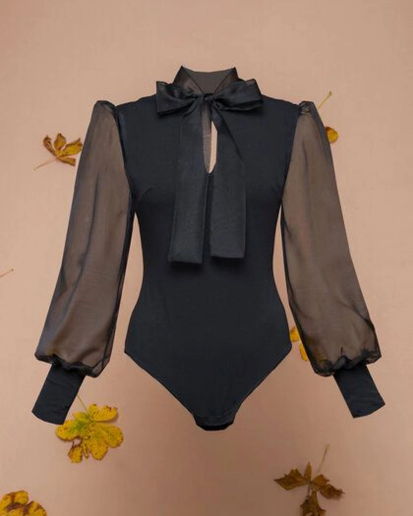 Atelier SNOW Body Odessa mit Schleifenkragen und Puffärmeln – Ansicht 2