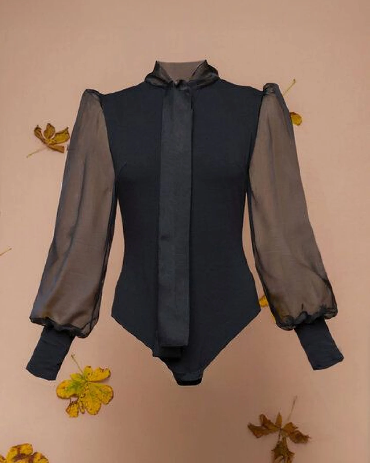 Atelier SNOW Body Odessa mit Schleifenkragen und Puffärmeln – Ansicht 3