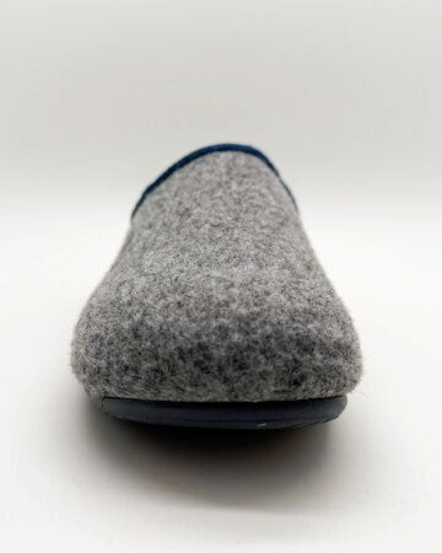 Veganer Slipper "thies ® PET Piping" aus weichem Filz – Ansicht 2