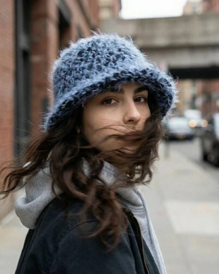 KnitToChange Handgehäkelter Bucket Hat aus Mohair-Mischung – Blau