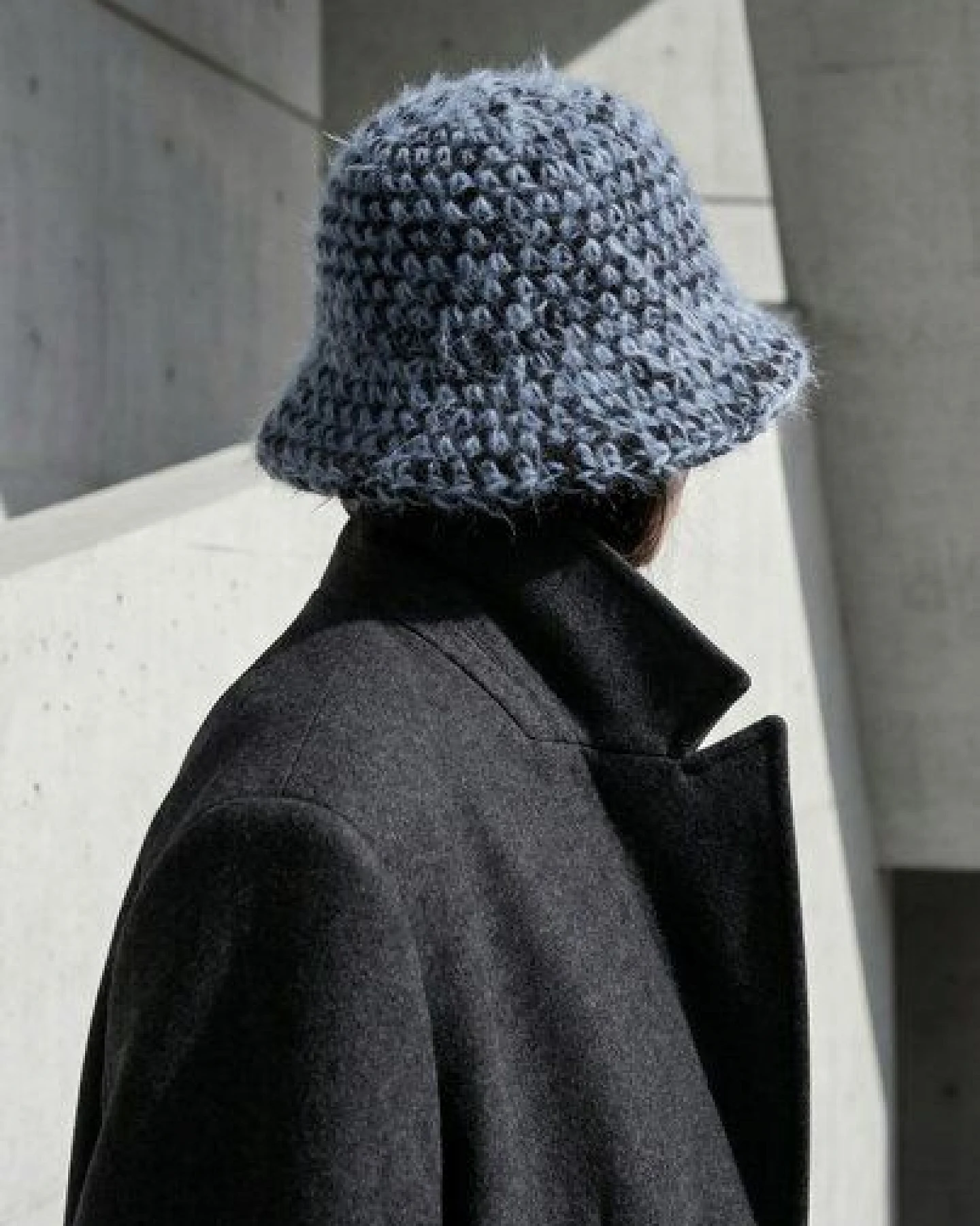 KnitToChange Handgehäkelter Bucket Hat aus Mohair-Mischung – Blau – Ansicht 2