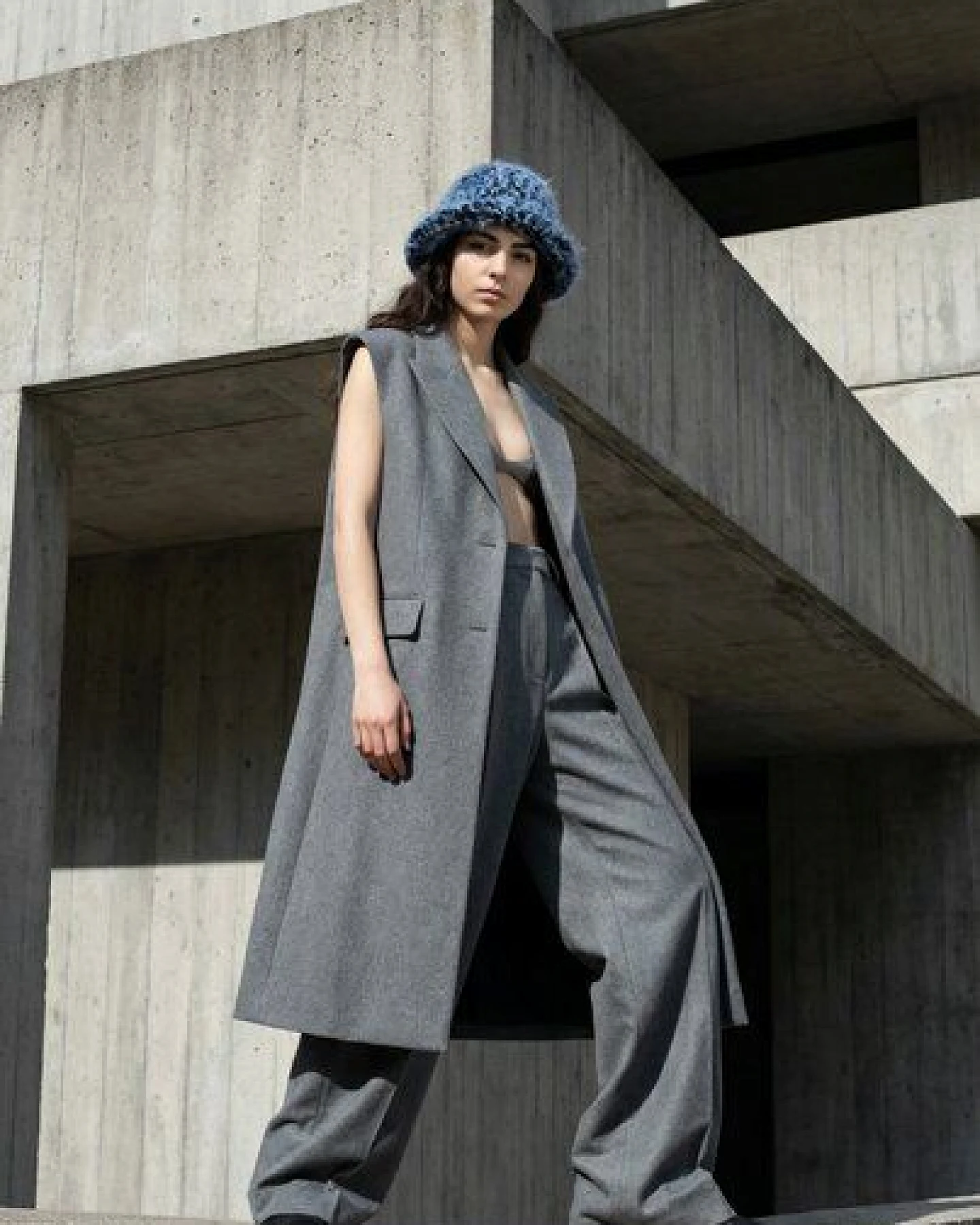 KnitToChange Handgehäkelter Bucket Hat aus Mohair-Mischung – Blau – Ansicht 3