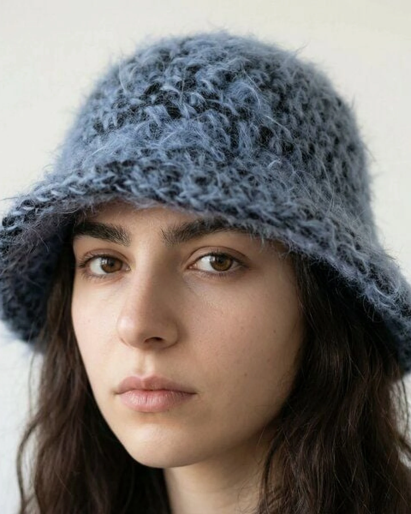 KnitToChange Handgehäkelter Bucket Hat aus Mohair-Mischung – Blau – Ansicht 4