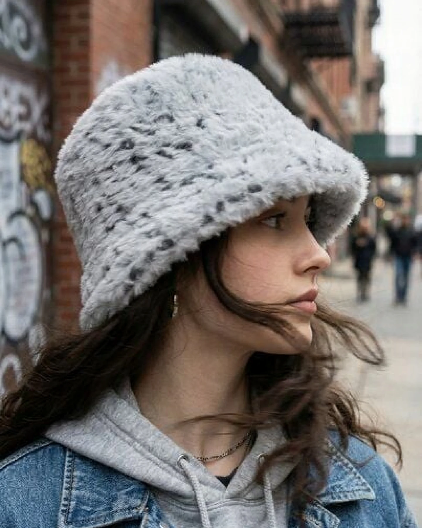 KnitToChange Handgestrickte Mütze aus recyceltem Garn – Grau mit Sprenkeln – Ansicht 2
