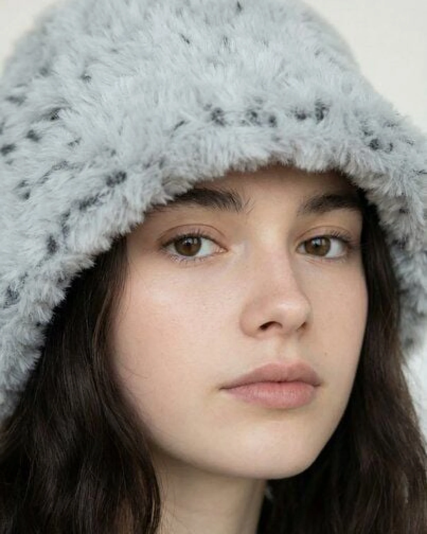 KnitToChange Handgestrickte Mütze aus recyceltem Garn – Grau mit Sprenkeln – Ansicht 3