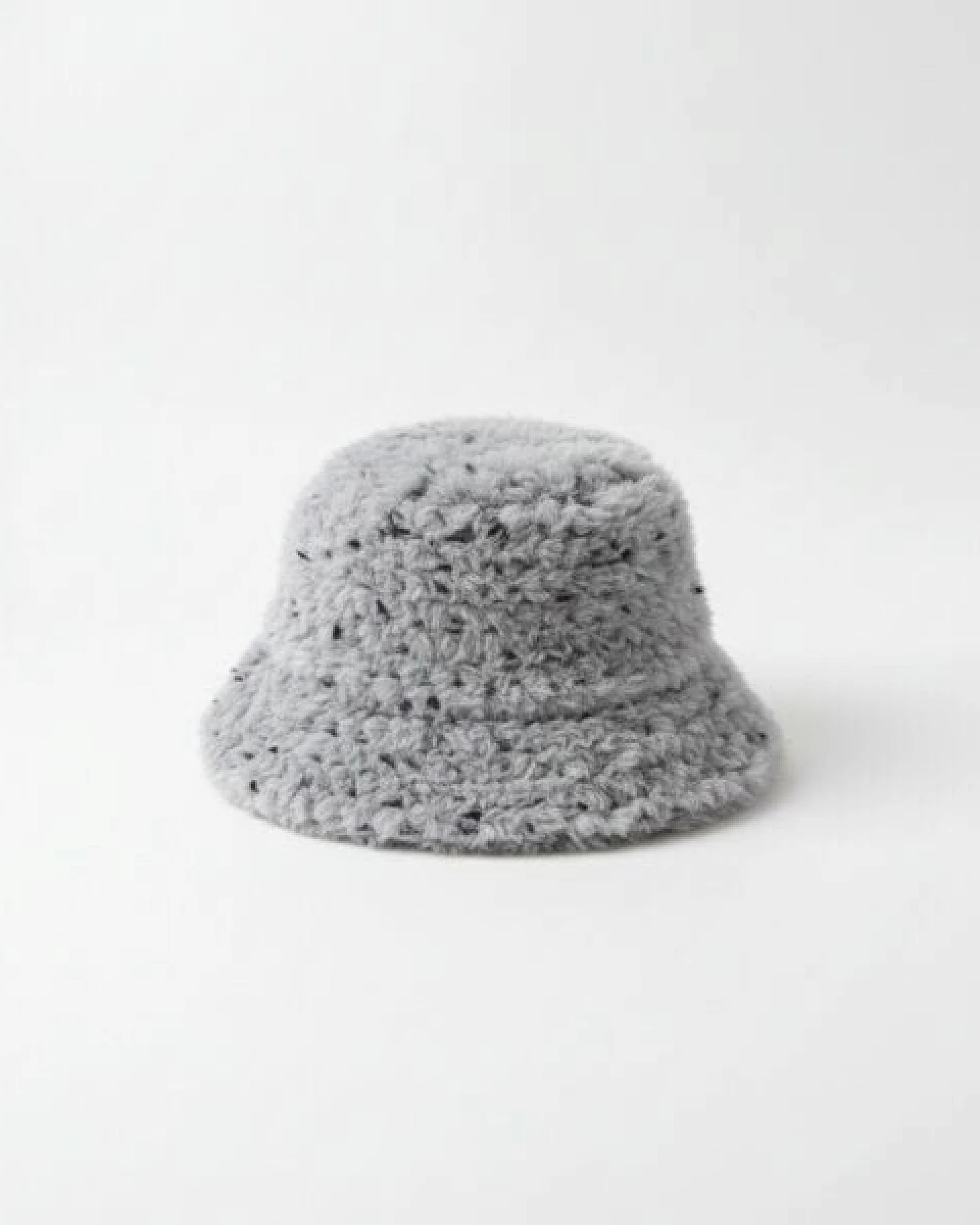 KnitToChange Handgestrickte Mütze aus recyceltem Garn – Grau mit Sprenkeln – Ansicht 4