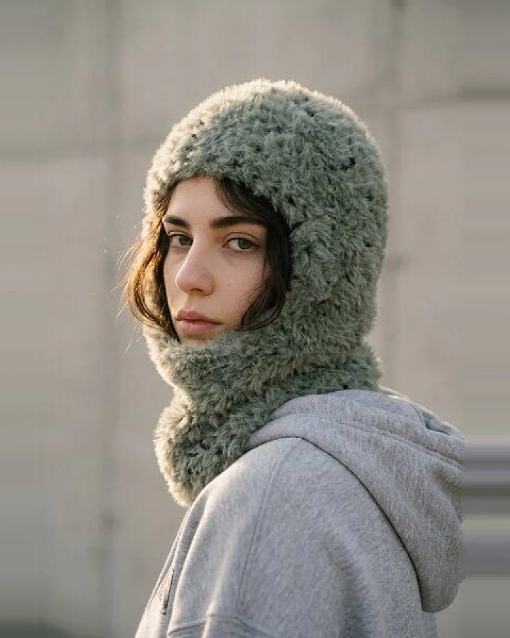 KnitToChange Handgestrickte Balaklava aus recyceltem Garn – Moosgrün