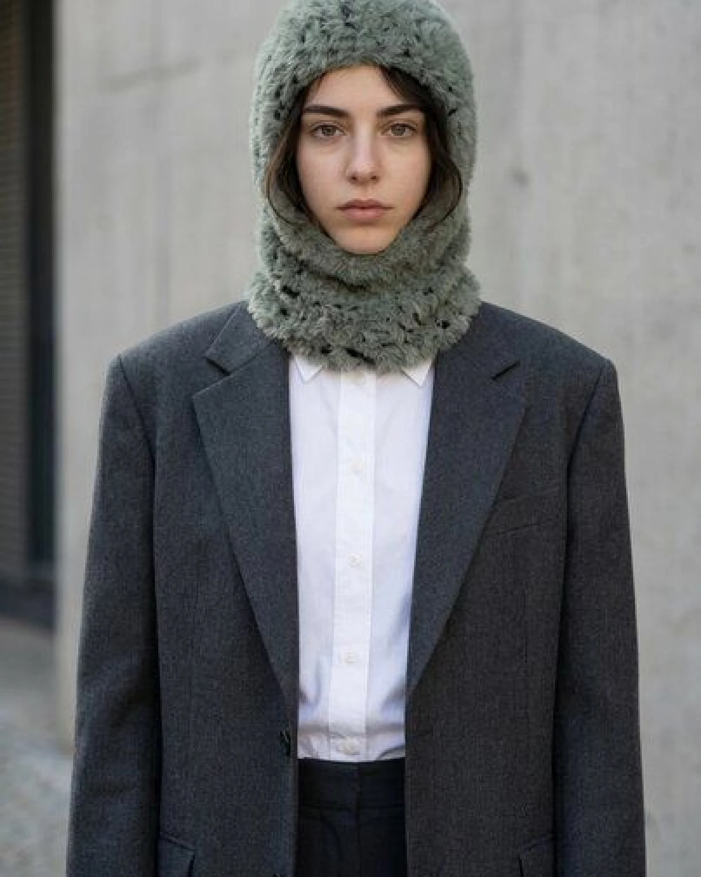 KnitToChange Handgestrickte Balaklava aus recyceltem Garn – Moosgrün – Ansicht 2