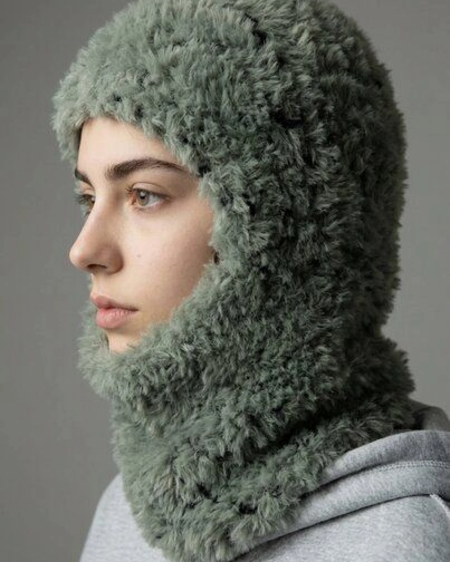 KnitToChange Handgestrickte Balaklava aus recyceltem Garn – Moosgrün – Ansicht 4