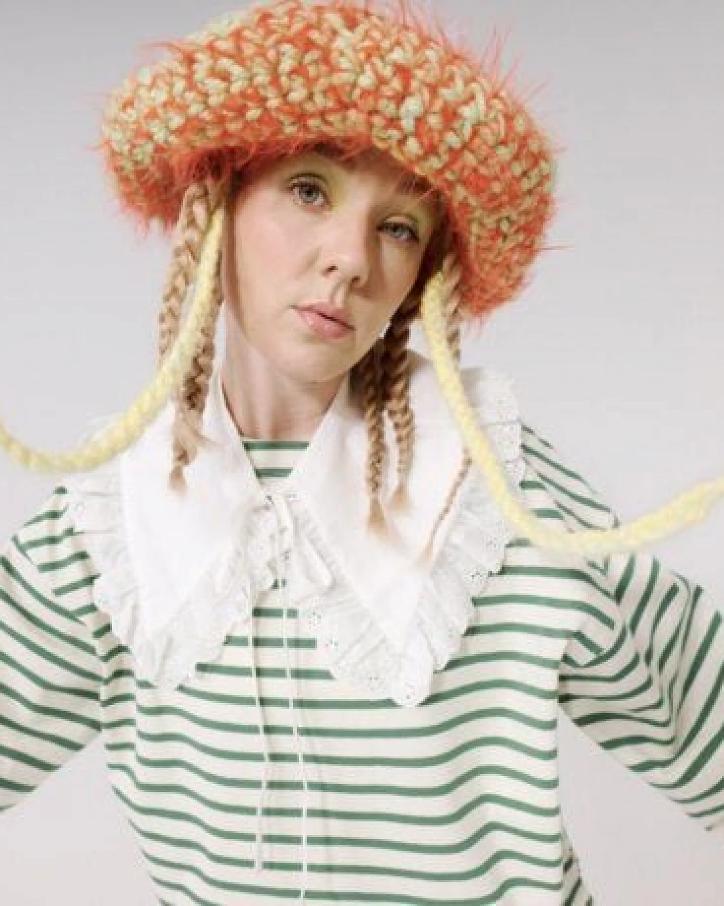 KnitToChange Handgehäkelte Mütze mit Bindebändern aus recyceltem Garn – Mehrfarbig – Ansicht 4