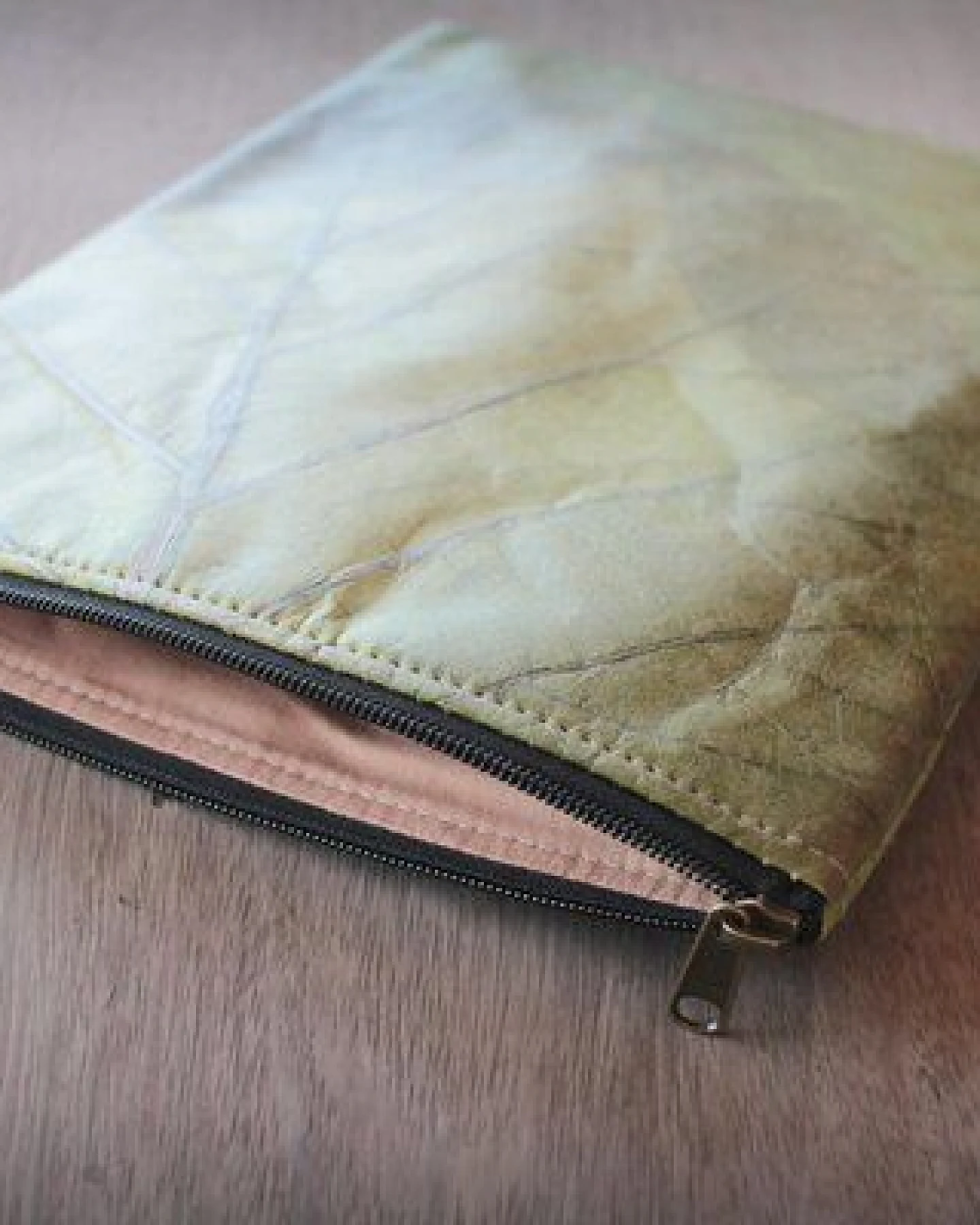 BY COPALA Gefütterte nachhaltige Laptop Hülle 13–14 Zoll aus Blattleder – Handgenähte vegane Laptoptasche mit Zipper, wasserabweisendes Laptop Case, Unikat für MacBook Air & Pro in grün – Ansicht 4