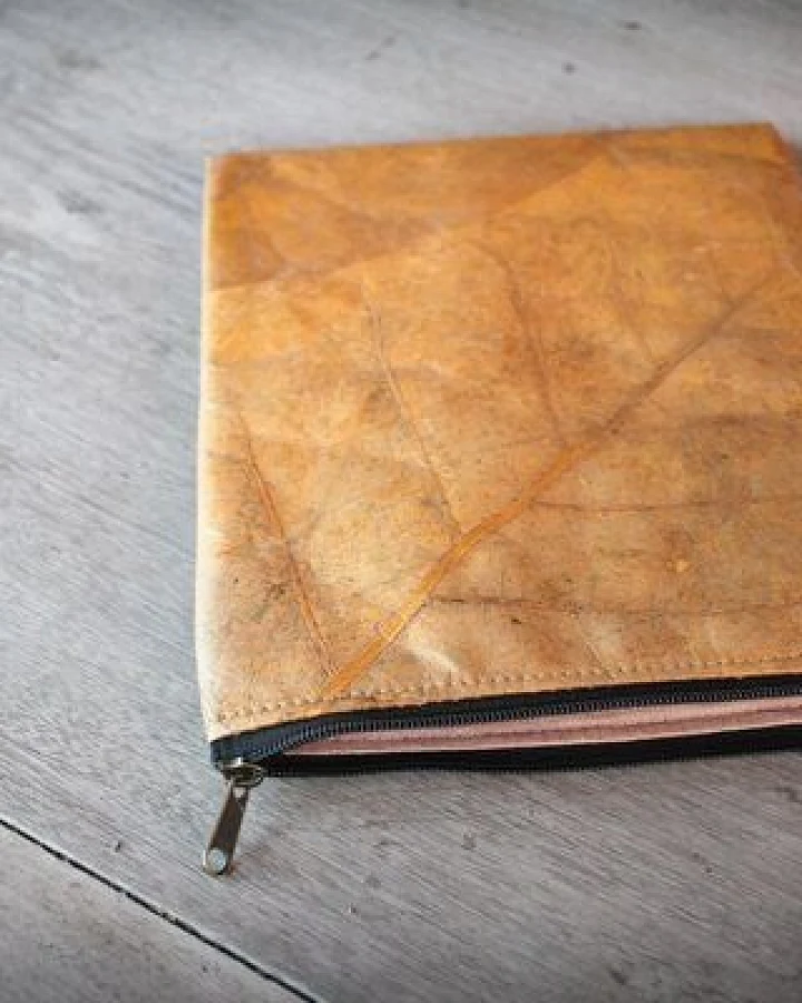 BY COPALA Gefütterte nachhaltige Laptop Hülle 13–14 Zoll aus Blattleder – Handgenähte vegane Laptoptasche mit Zipper, wasserabweisendes Laptop Case, Unikat für MacBook Air & Pro in gelb