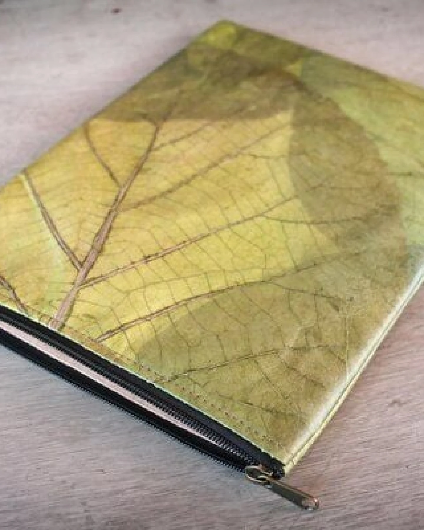 BY COPALA Nachhaltige 15–16 Zoll Laptoptasche aus Teak-Blattleder – Ansicht 3