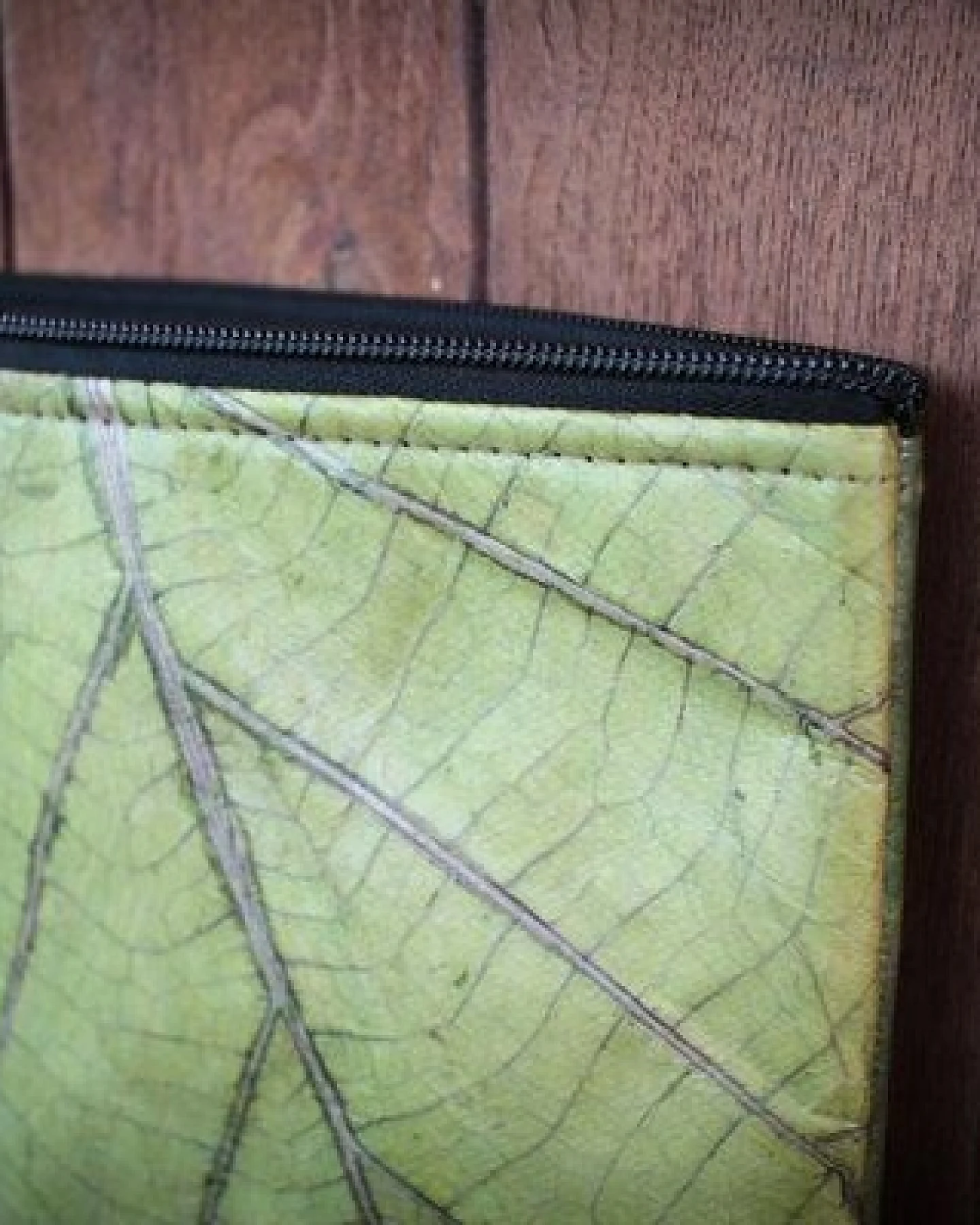 BY COPALA Nachhaltige 15–16 Zoll Laptoptasche aus Teak-Blattleder – Ansicht 4
