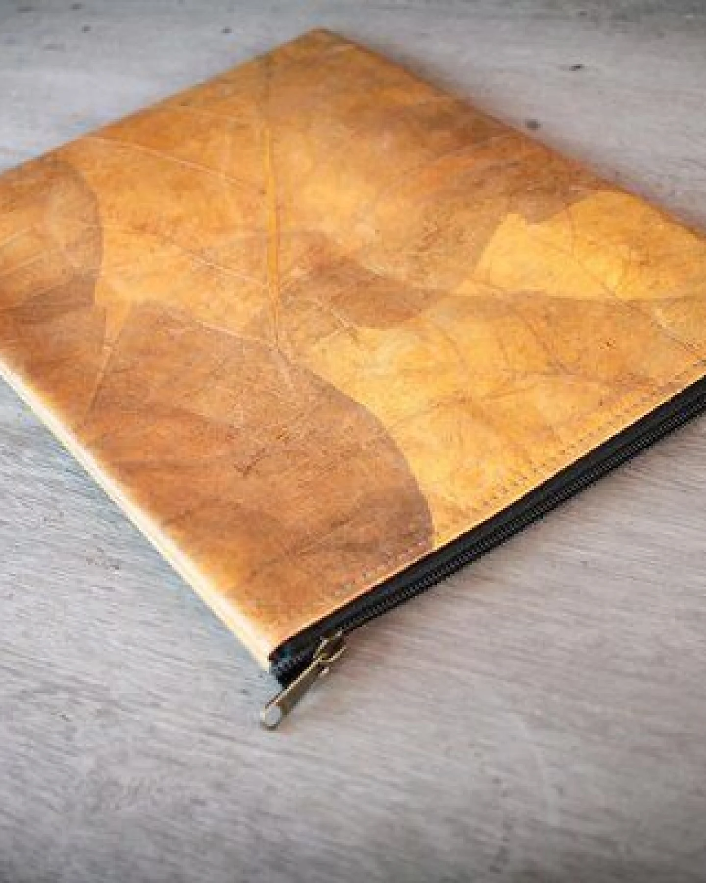 BY COPALA Nachhaltige 15–16 Zoll Laptoptasche aus Teak-Blattleder – Ansicht 3