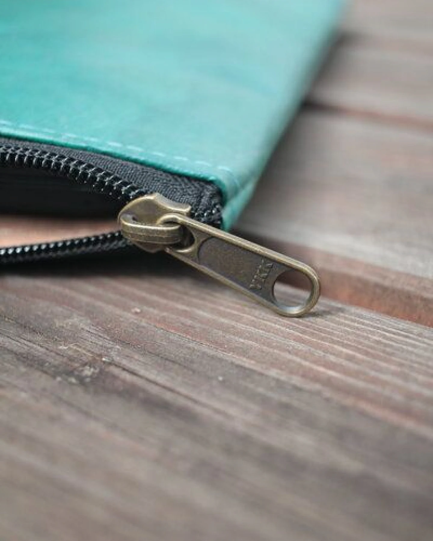 BY COPALA Nachhaltige 15–16 Zoll Laptoptasche aus Teak-Blattleder – Ansicht 4