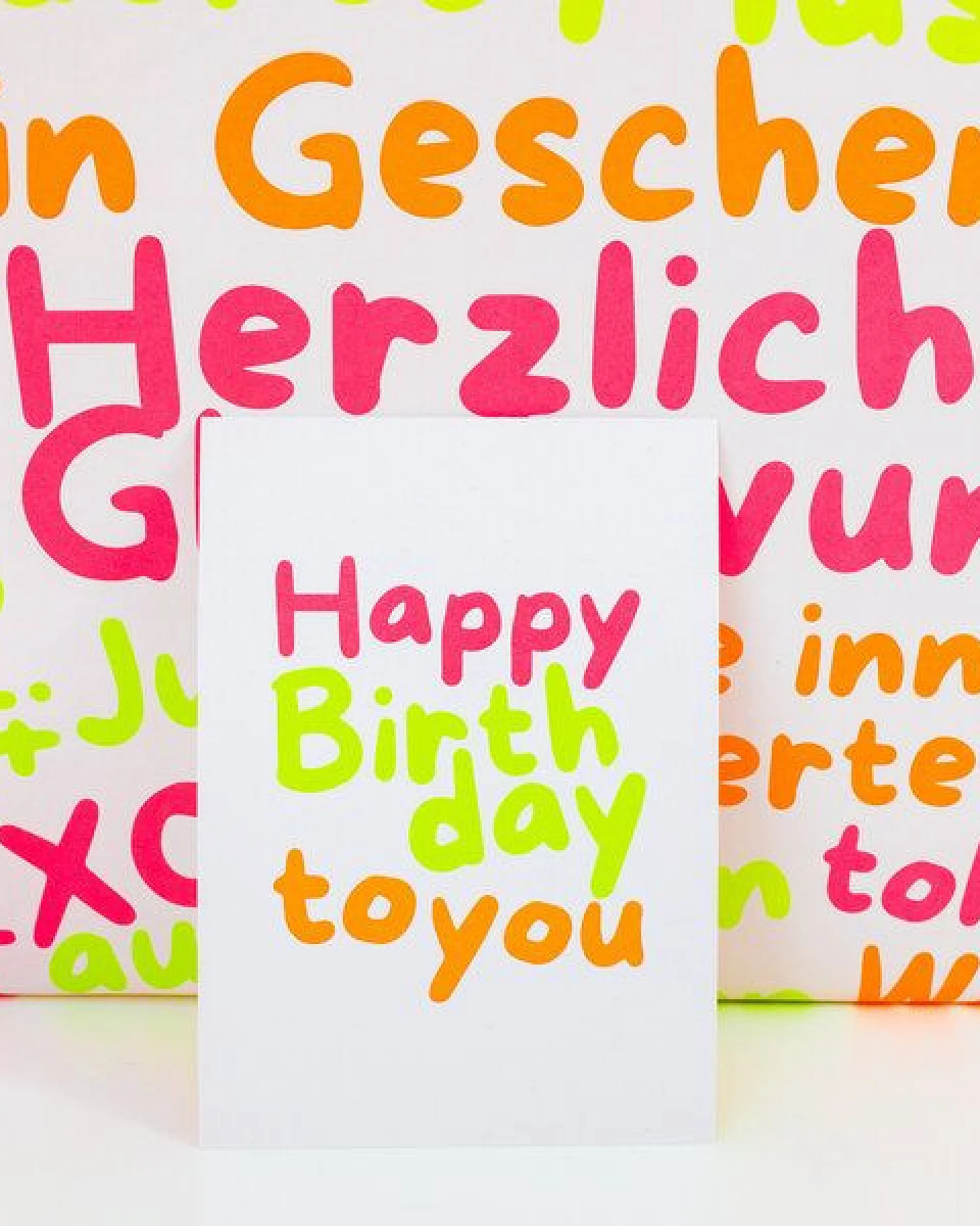 Bow & Hummingbird Postkarte "Happy Birthday" (Neon) aus Recyclingpapier – Ansicht 2