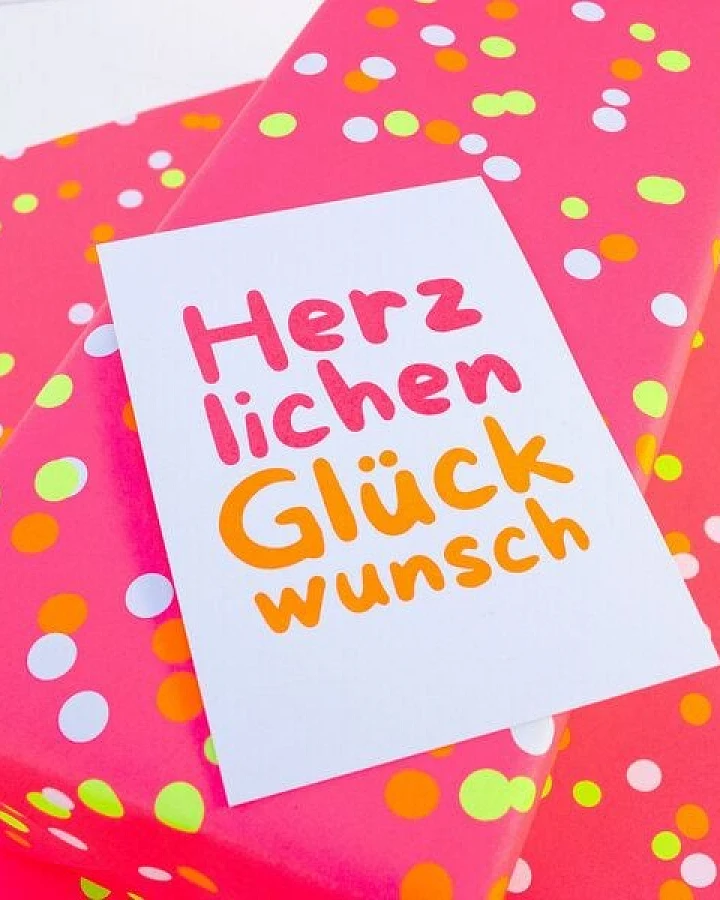 Bow & Hummingbird Postkarte "Herzlichen Glückwunsch" (Neon) aus Recyclingpapier