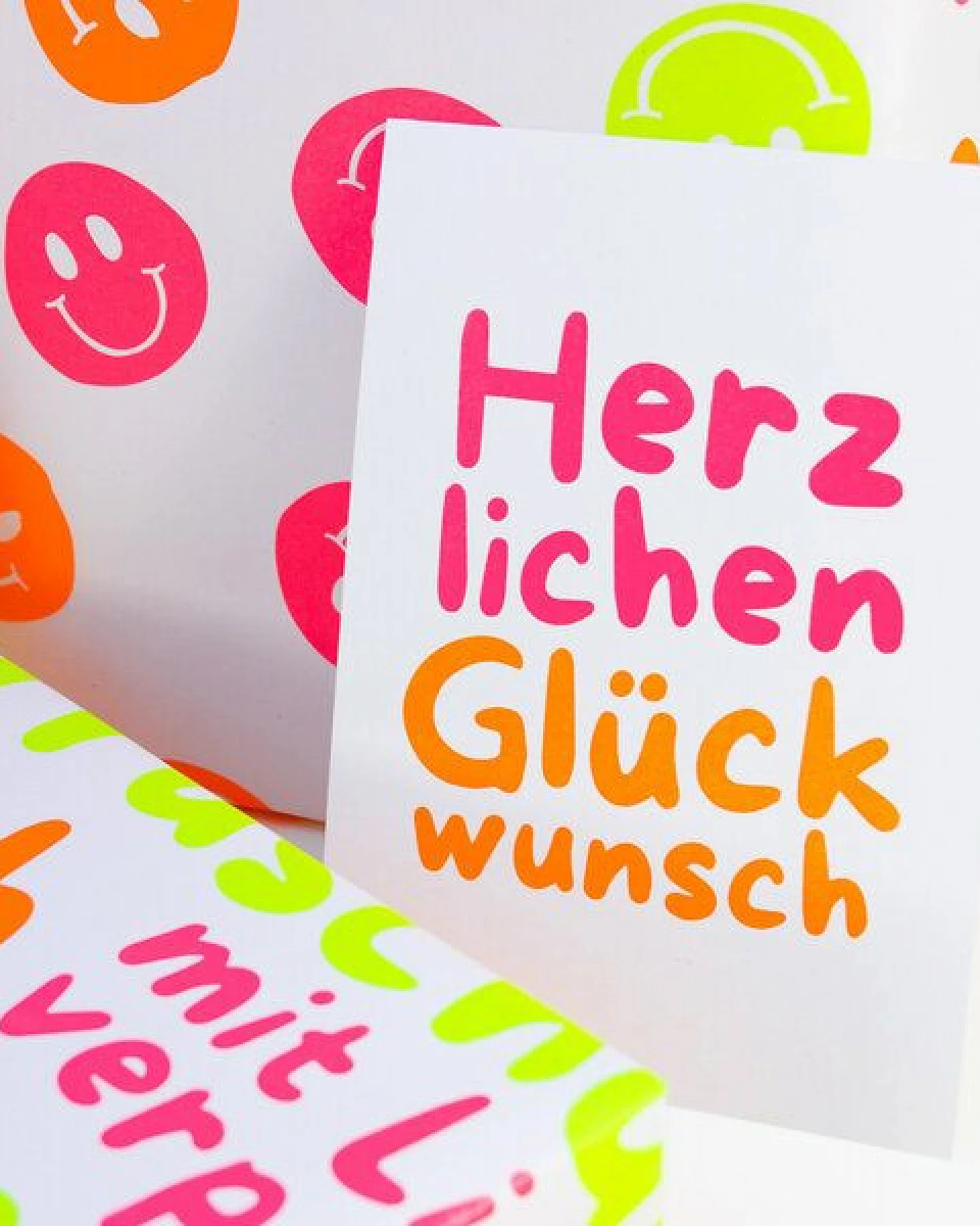 Bow & Hummingbird Postkarte "Herzlichen Glückwunsch" (Neon) aus Recyclingpapier – Ansicht 2