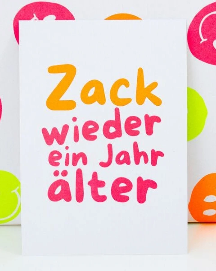 Bow & Hummingbird Postkarte "Zack wieder ein Jahr älter" aus Recyclingpapier