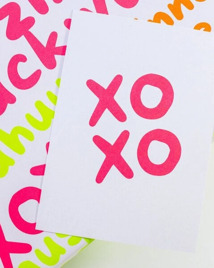Bow & Hummingbird Postkarte "XOXO" aus Recyclingpapier