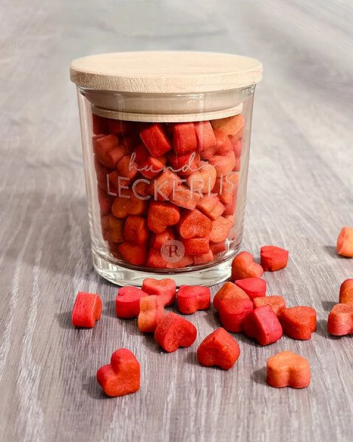 Treusinn Leckerli-Glas MAMPFY Herz / Geschenkglas mit knusprigen Hundekeksen aus Rote Beete / 100% natürliche Zutaten