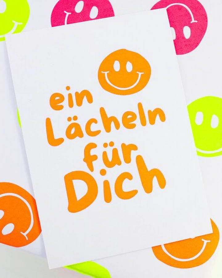 Bow & Hummingbird Postkarte "ein Lächeln für dich" aus Recyclingpapier