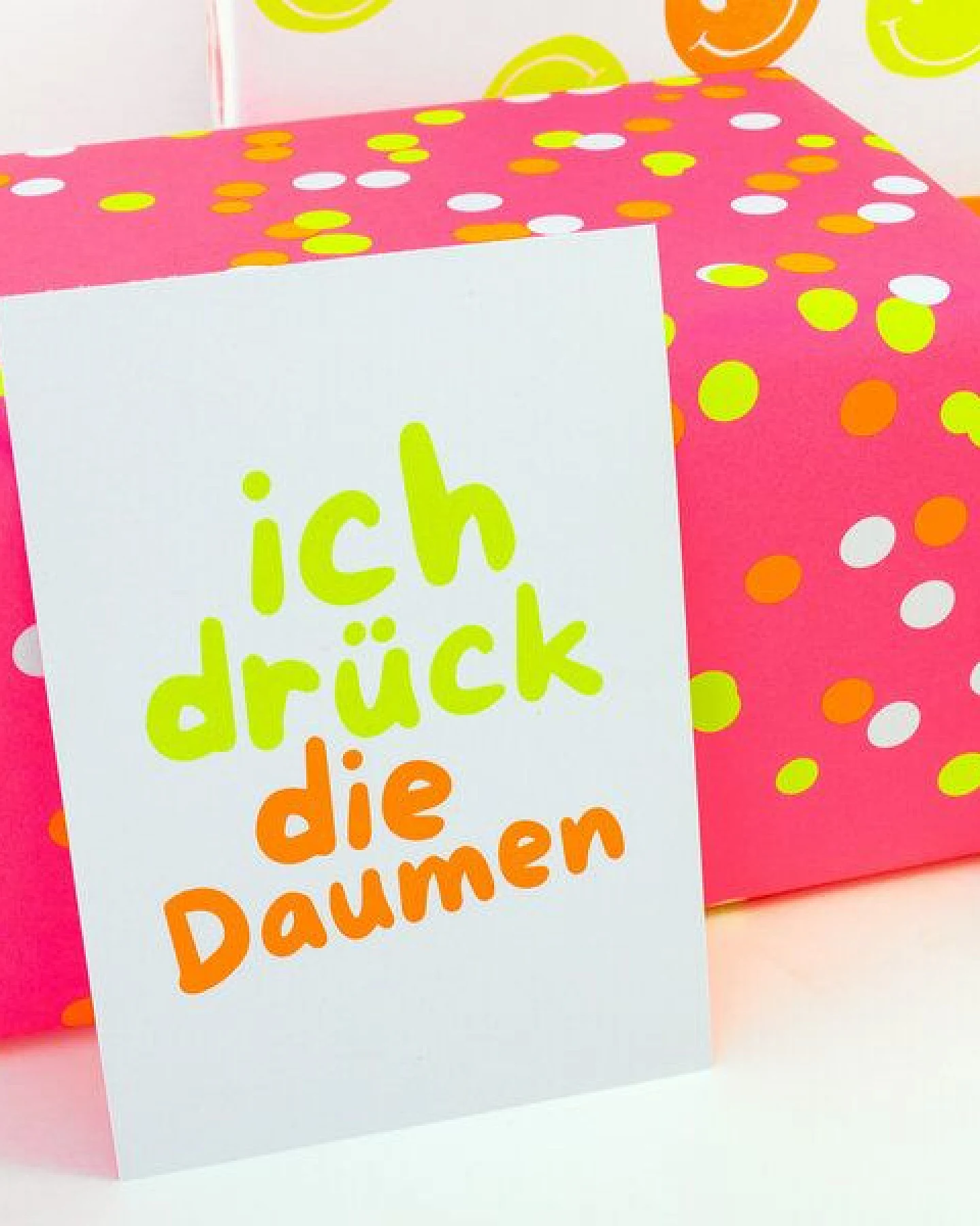Bow & Hummingbird Postkarte "ich drück die Daumen" aus Recyclingpapier – Ansicht 2