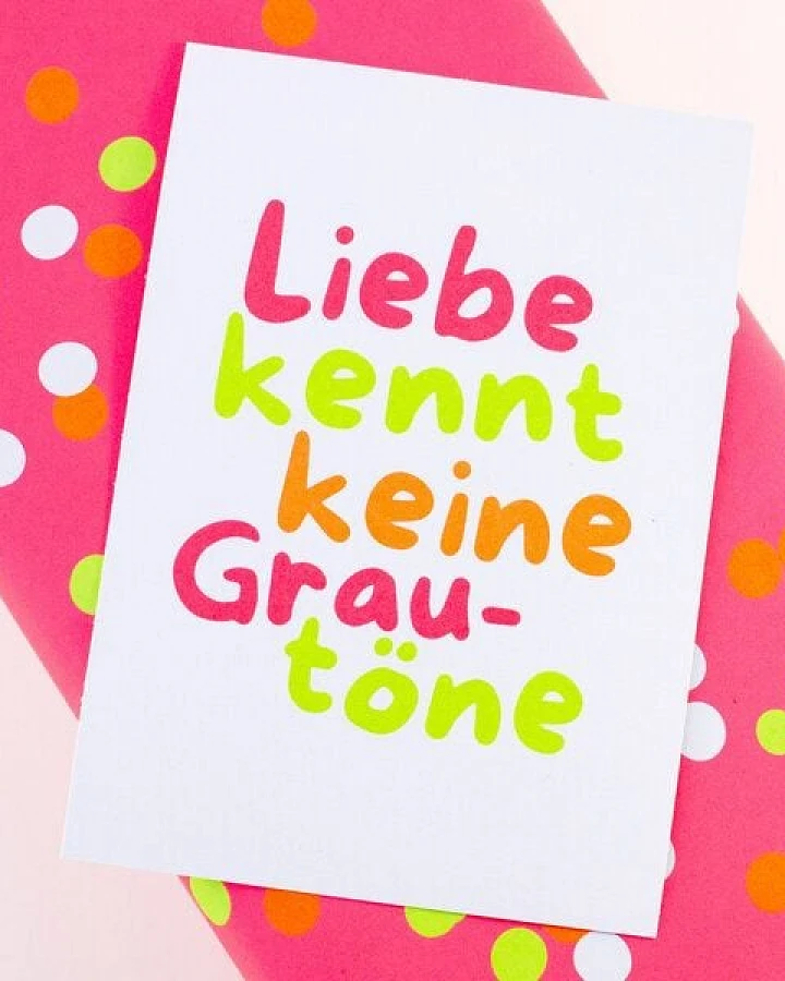Bow & Hummingbird Postkarte "Liebe kennt keine Grautöne" aus Recyclingpapier