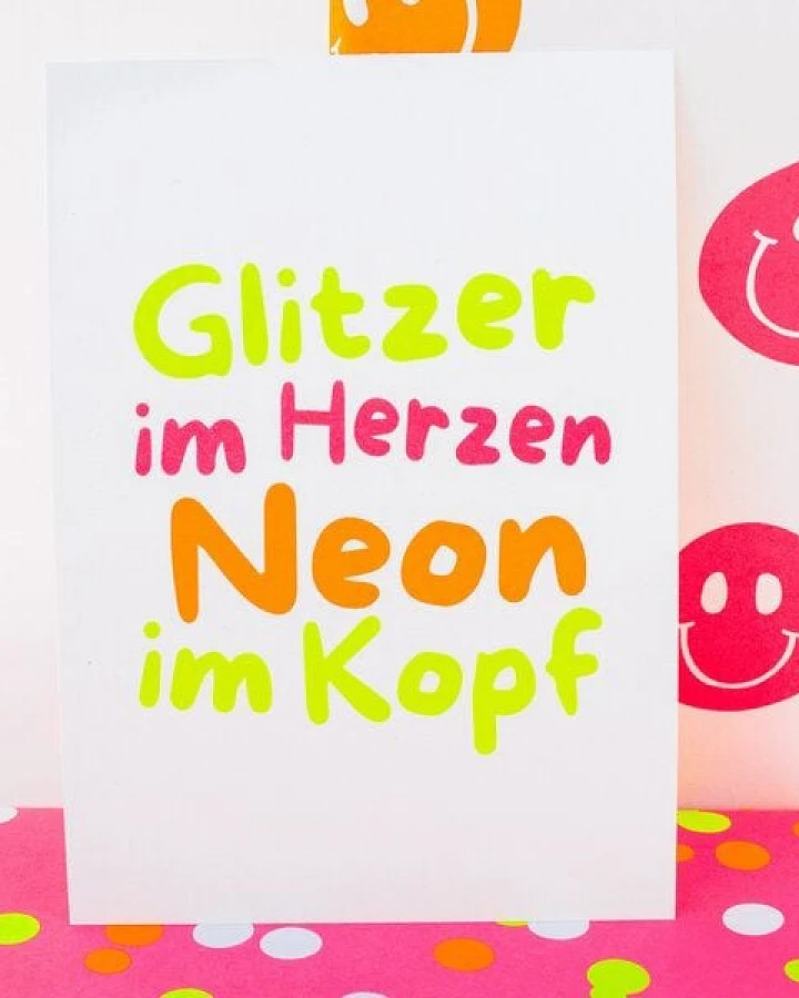 Bow & Hummingbird Postkarte "Glitzer im Herzen - Neon im Kopf" aus Recyclingpapier