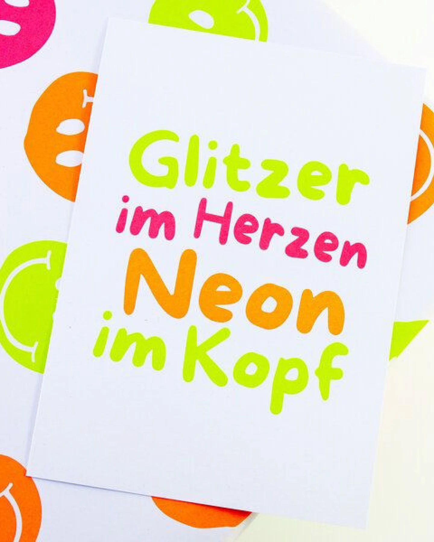 Bow & Hummingbird Postkarte "Glitzer im Herzen - Neon im Kopf" aus Recyclingpapier – Ansicht 2