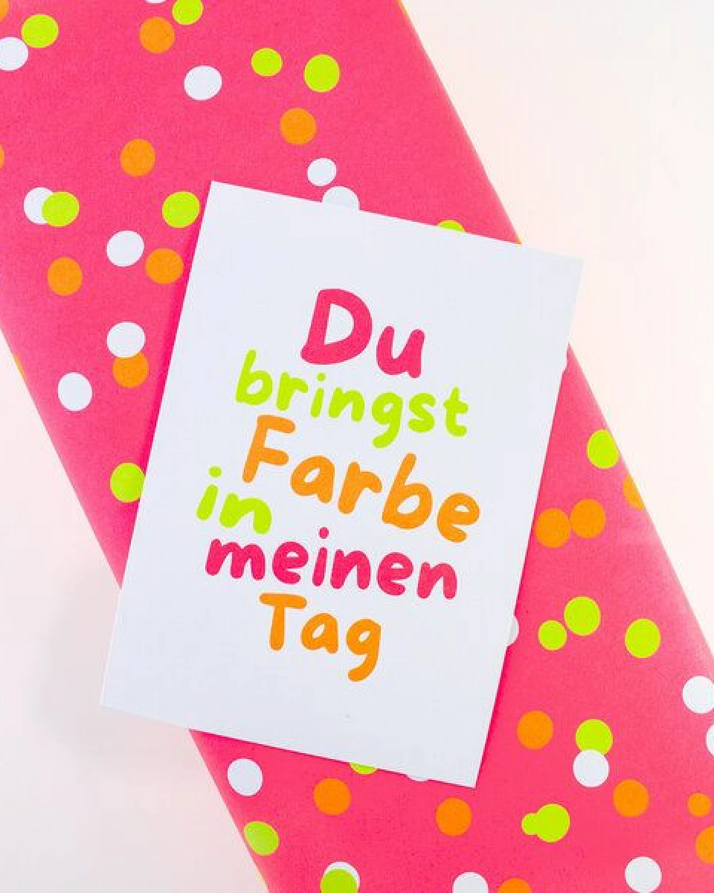 Bow & Hummingbird Postkarte "Du bringst Farbe in meinen Tag" aus Recyclingpapier – Ansicht 2