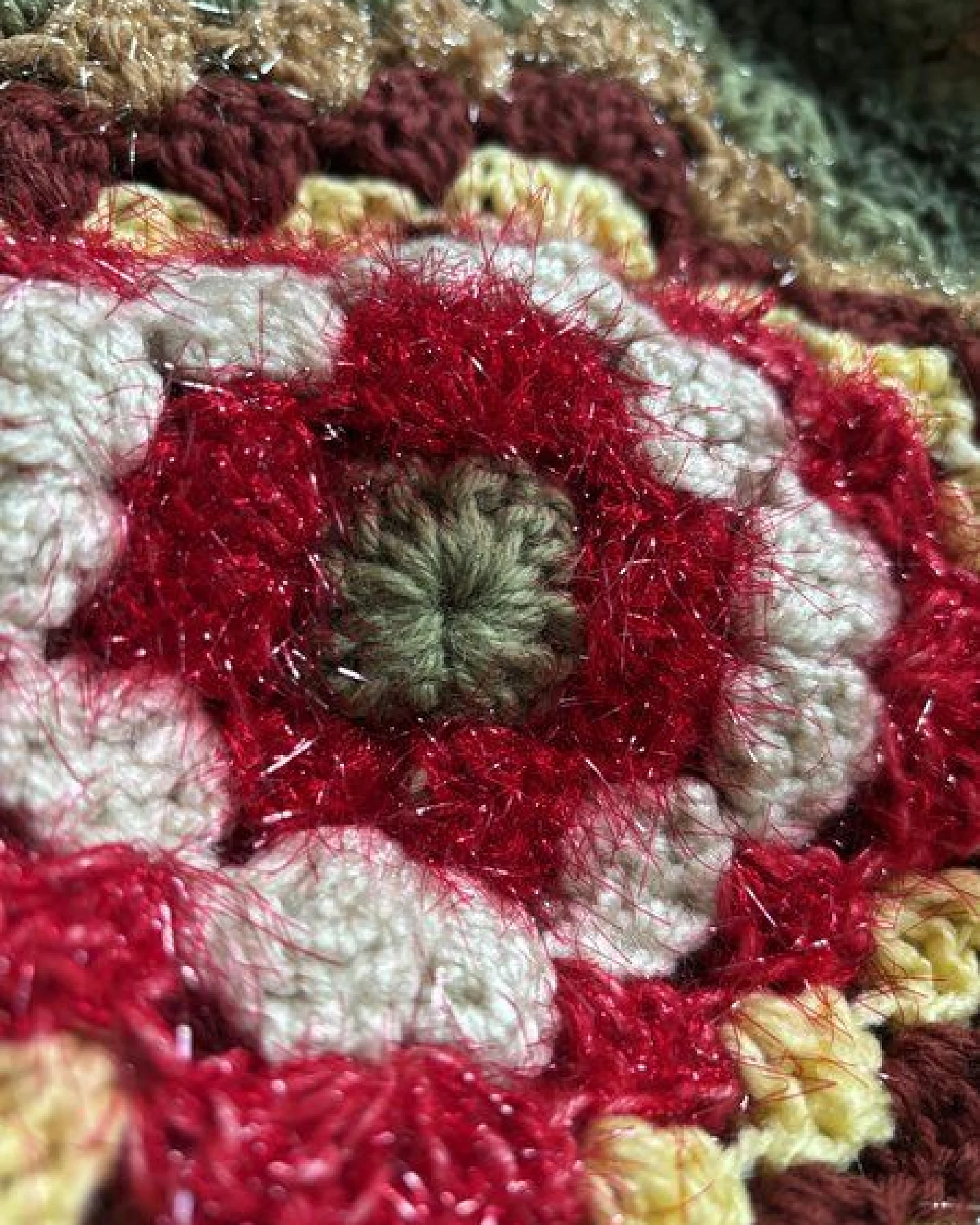 KnitToChange Gehäkelte Granny-Square-Strickjacke in warmen Herbsttönen – Ansicht 4