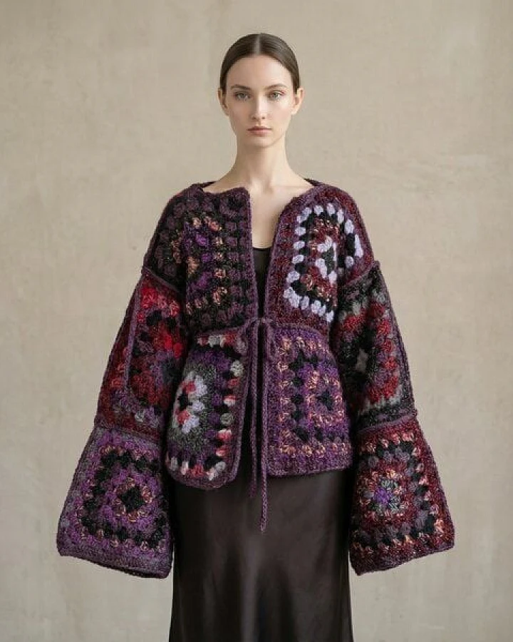 KnitToChange Gehäkelte Granny-Square-Strickjacke in Violett- und Rottönen