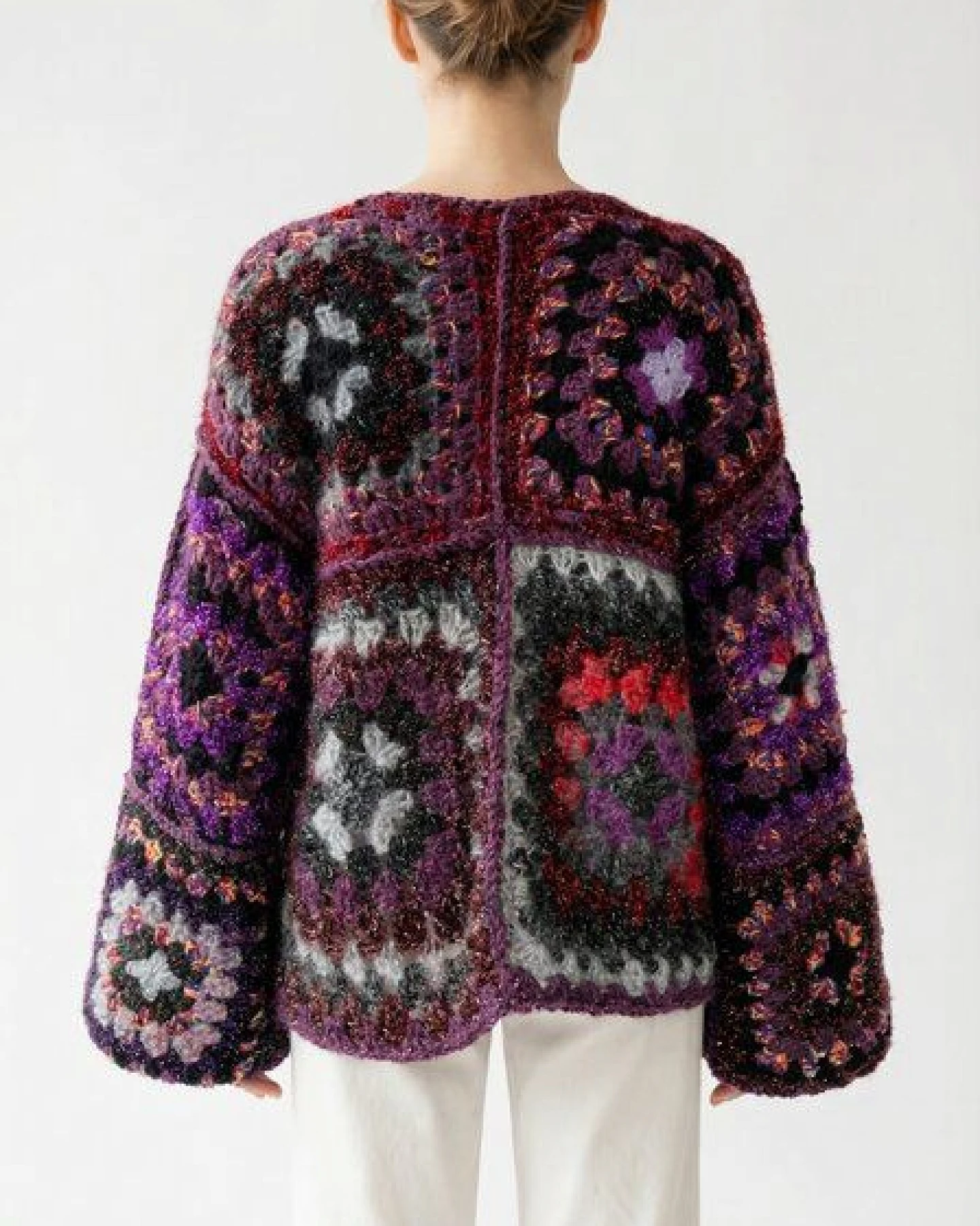 KnitToChange Gehäkelte Granny-Square-Strickjacke in Violett- und Rottönen – Ansicht 2