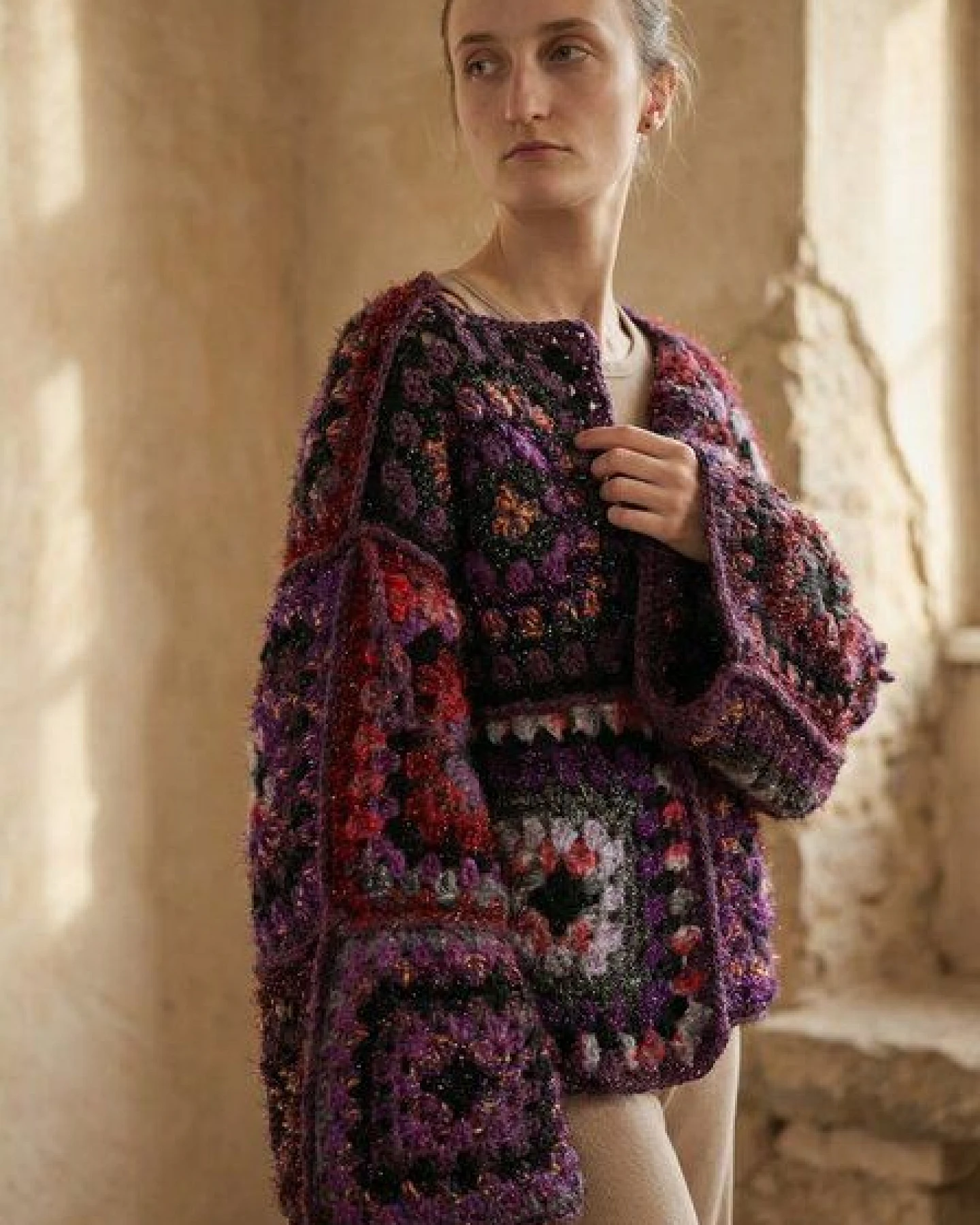 KnitToChange Gehäkelte Granny-Square-Strickjacke in Violett- und Rottönen – Ansicht 4