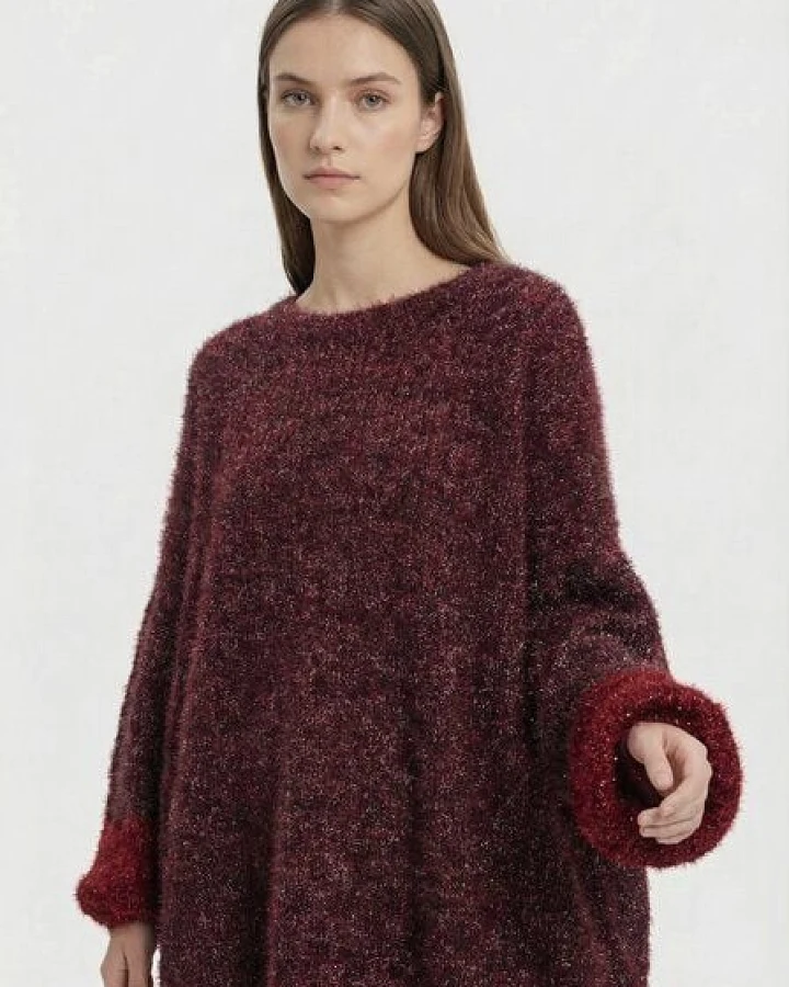 KnitToChange Oversize-Pullover aus weichem Effektgarn in Burgund- und Rottönen